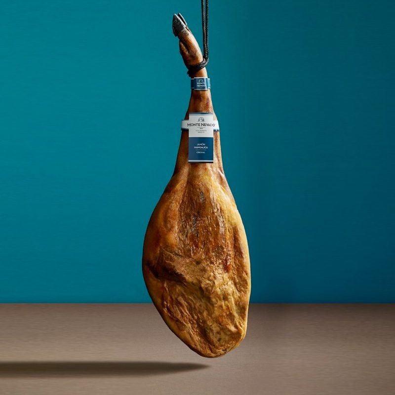 Spaanse ham Jamon Iberico de Cebo. Vers met de hand van het been gesneden.