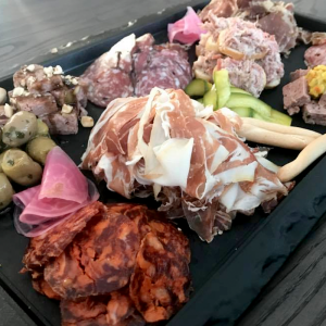 charcuterie vleeswaren plateau borrelschaal ambachtelijke vleeswaren online bestellen webshop