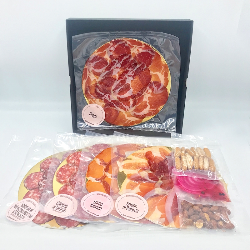 Cadeaubox met diverse fijne vleeswaren zoals Speck di Sauris, Coppa, Truffelsalami en diverse garnituren