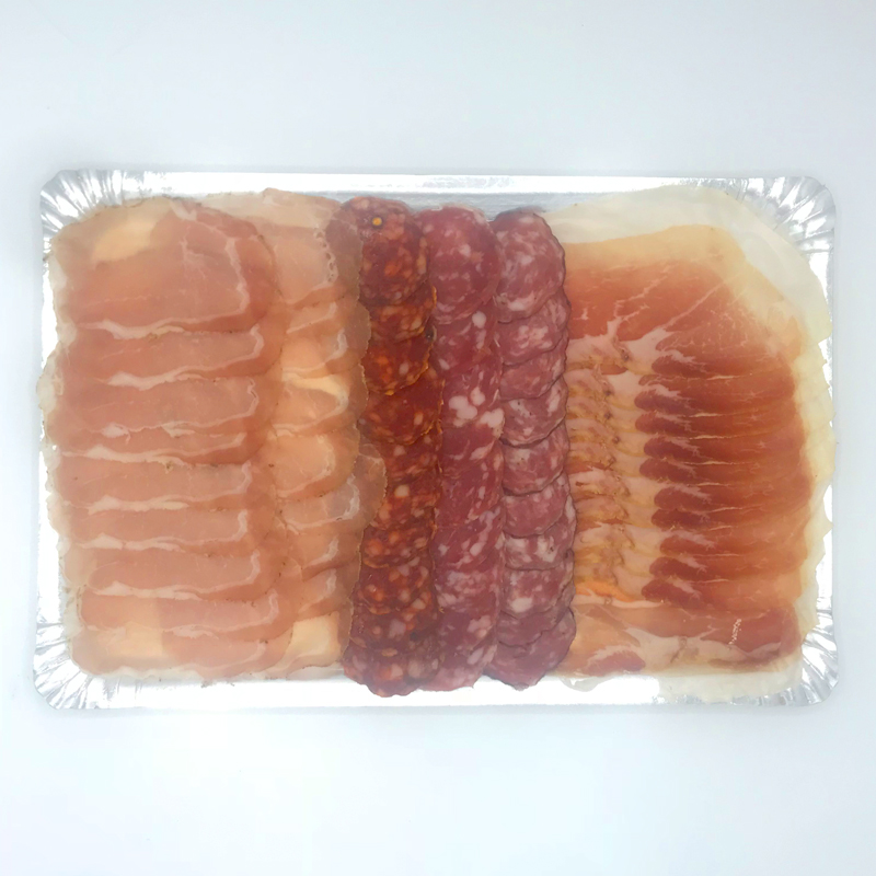 Borrelschaal Italiaanse vleeswaren. Zoals Prosciutto, salami encoppa. Heerlijk voor bij de borrel.