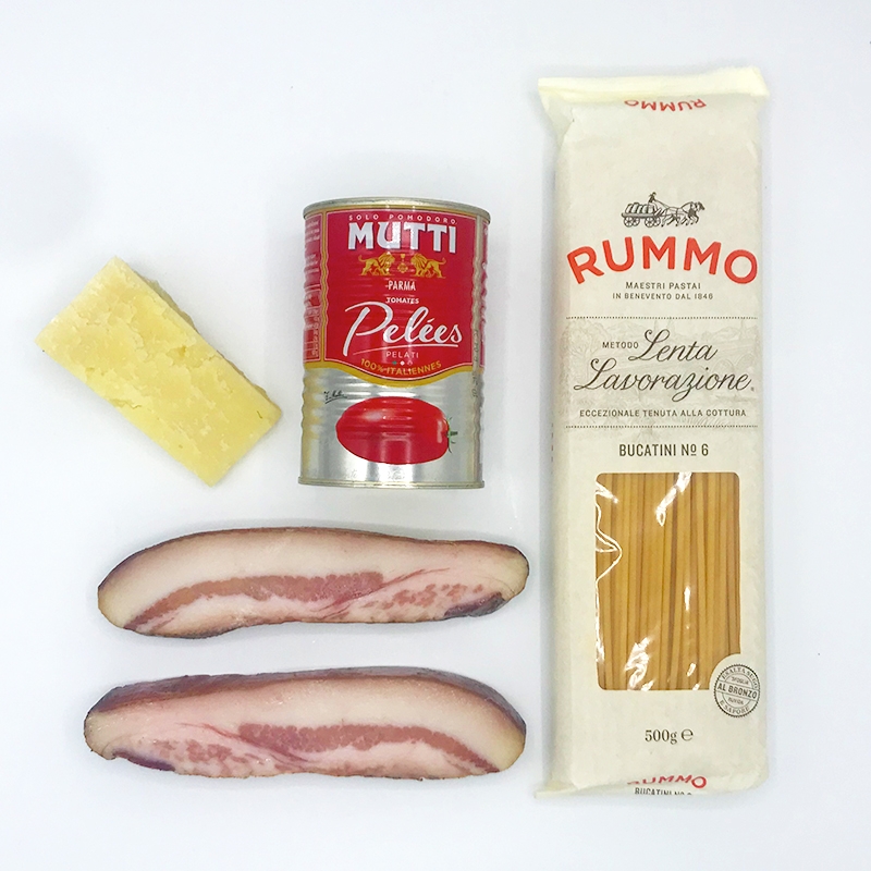 Bucatini all amatriciana pakket met guanciale pecorino gepelde tomaten